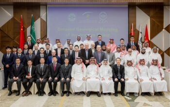Group photo of KOM delegates. The CEO of SGS, Engineer Abdullah bin Muftar Al-Shamrani sits in the centre of the bottom row, flanked by the project owner Dr Wadee Kashghari (left) and Engineer Abdulrahman Al Hawi (right, SGS Vice President for Initiatives and Strategic Projects). To his right sits the leader of the CGS team Dr Wenhua Ji. The IGS team consisting of Drs Gerrit de Kock, Frik Hartzer, Christoph Dobmeier, and Peter Zawada can be seen in the centre of the photo.